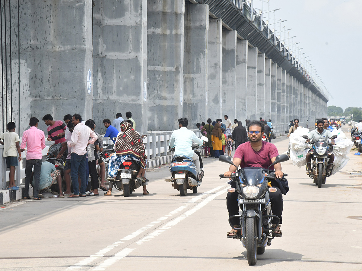 Huge Water Flow In Penna River Nellore barrage8