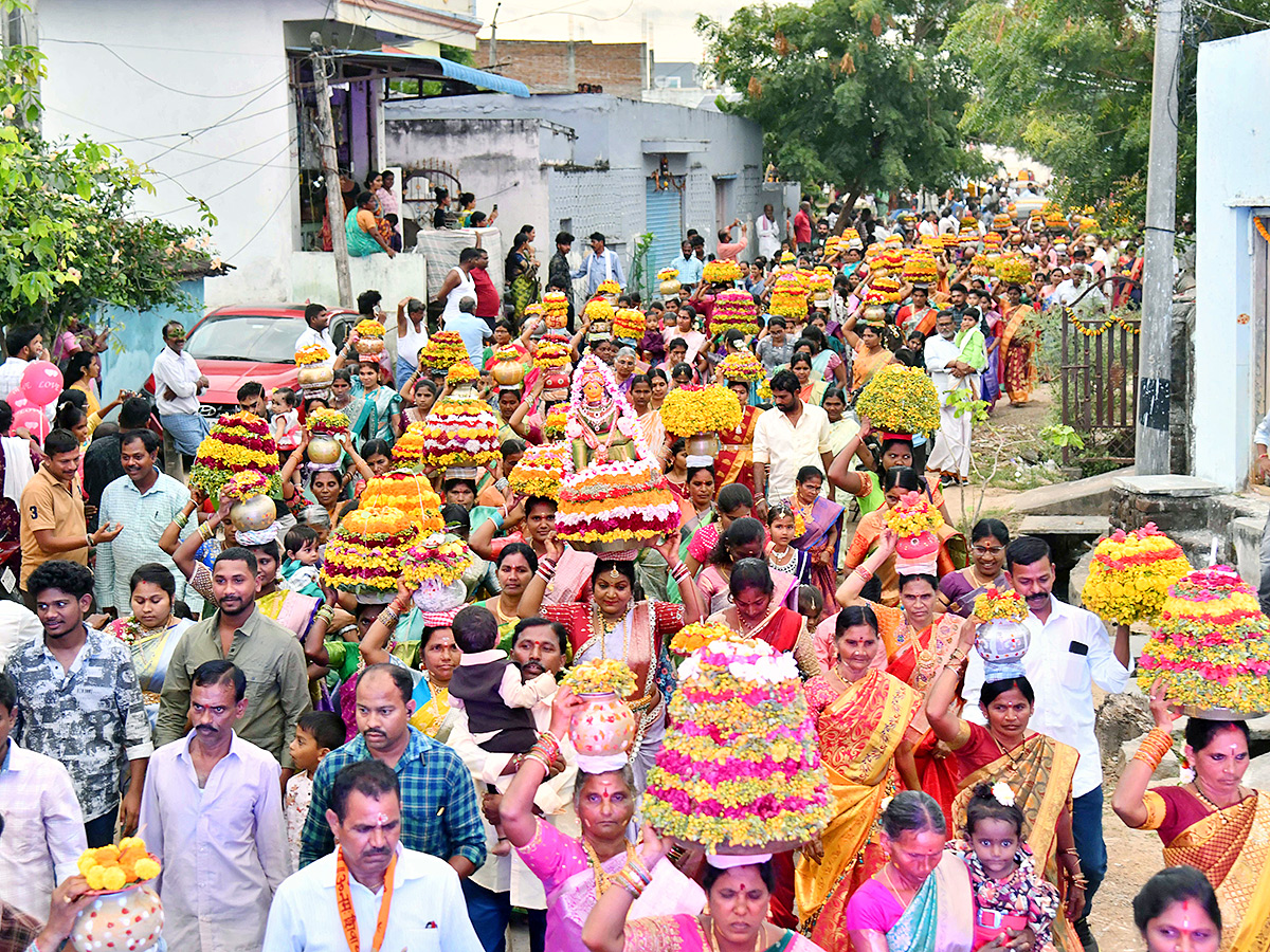 Nethakani Caste People Grandly Celebrates Diwali Bathukamma Photos11