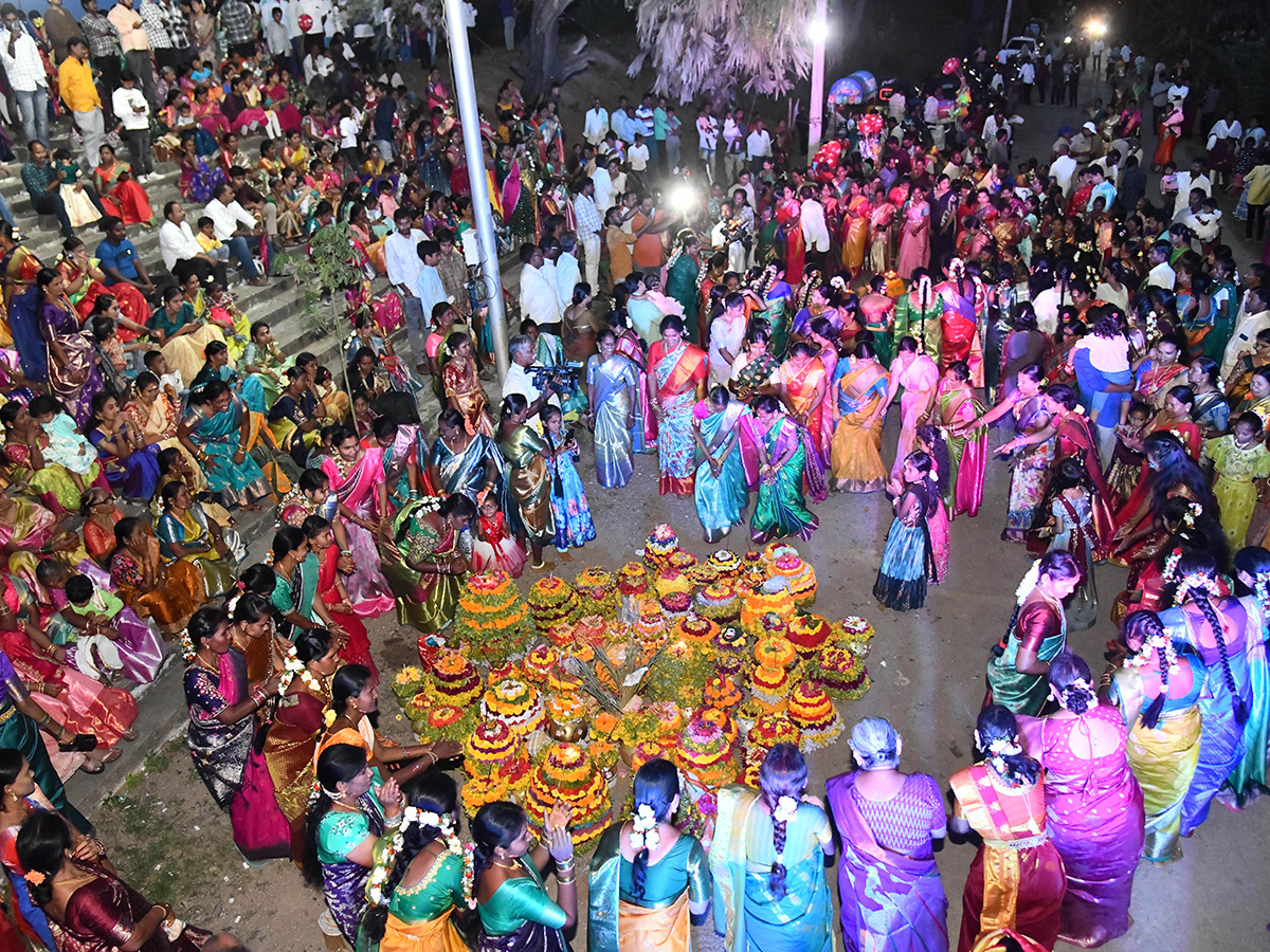Nethakani Caste People Grandly Celebrates Diwali Bathukamma Photos2