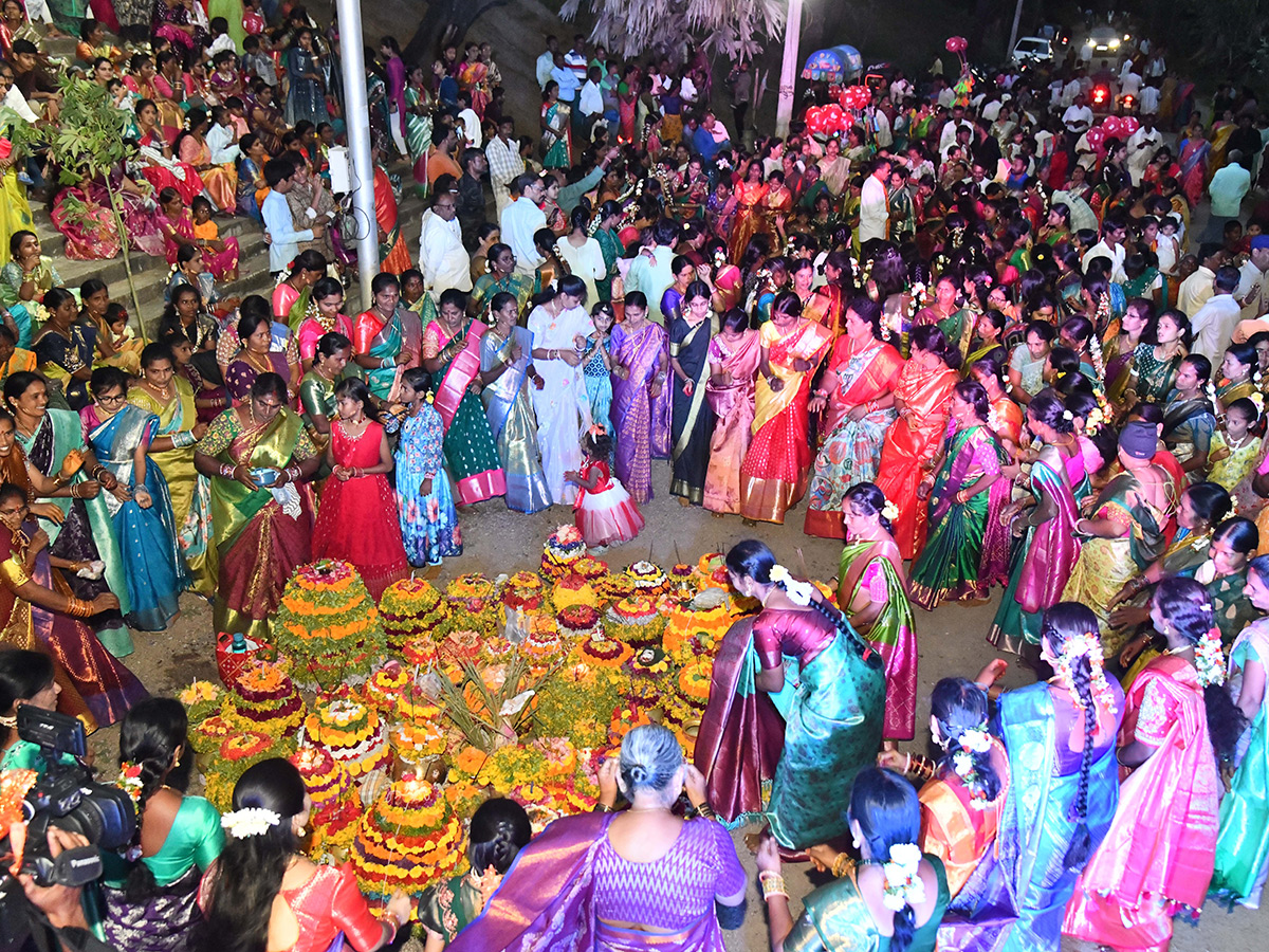 Nethakani Caste People Grandly Celebrates Diwali Bathukamma Photos3