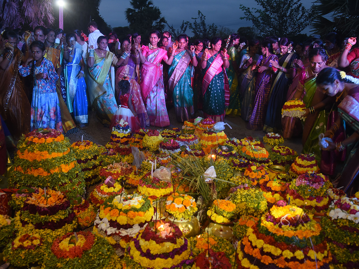Nethakani Caste People Grandly Celebrates Diwali Bathukamma Photos4