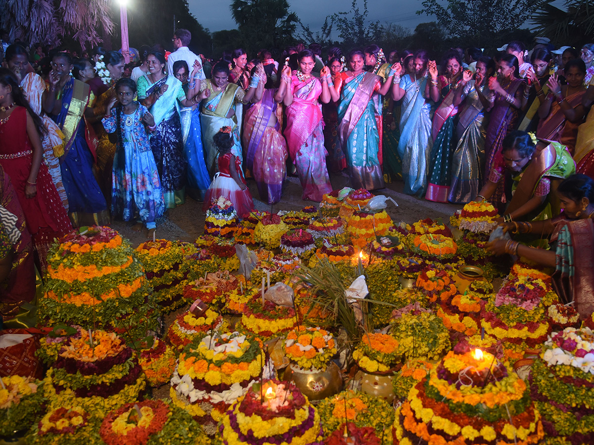 Nethakani Caste People Grandly Celebrates Diwali Bathukamma Photos5