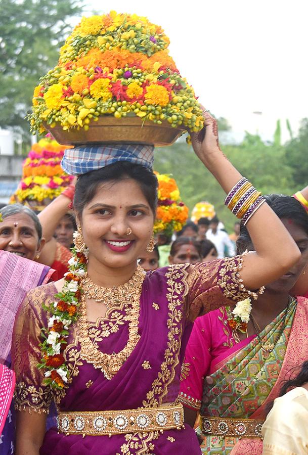 Nethakani Caste People Grandly Celebrates Diwali Bathukamma Photos6