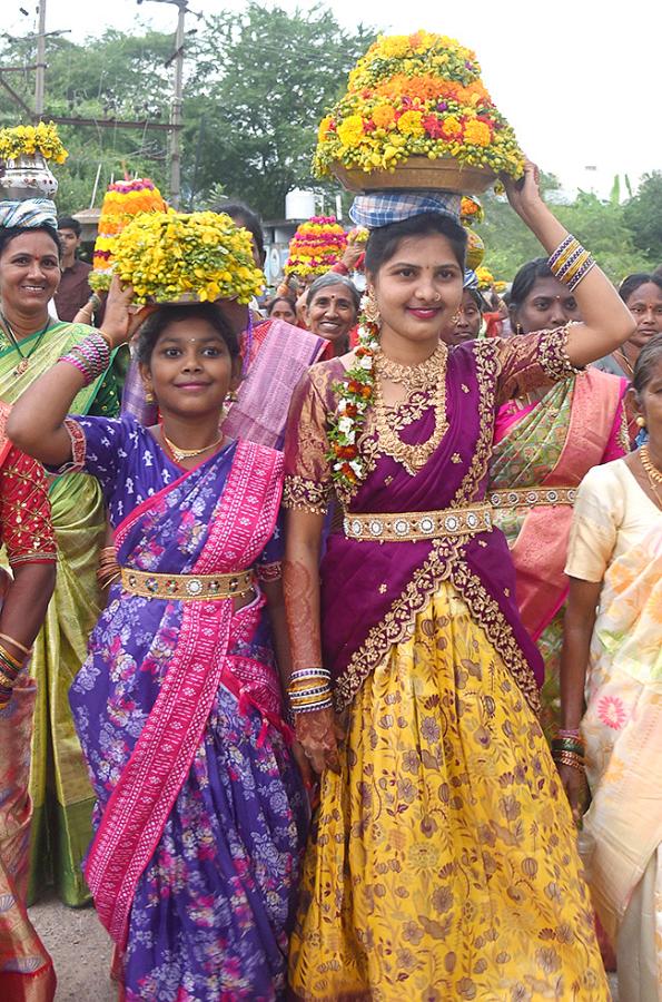 Nethakani Caste People Grandly Celebrates Diwali Bathukamma Photos7