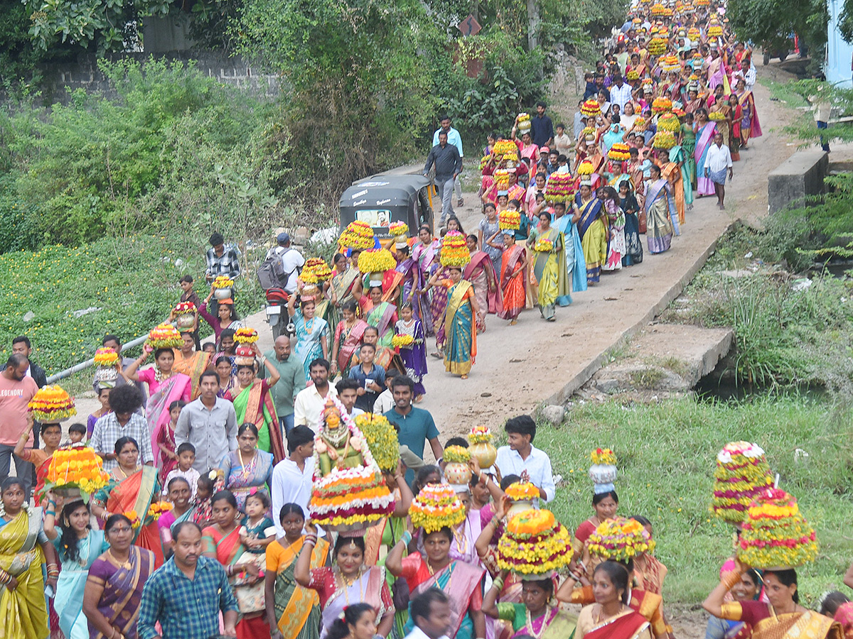 Nethakani Caste People Grandly Celebrates Diwali Bathukamma Photos8