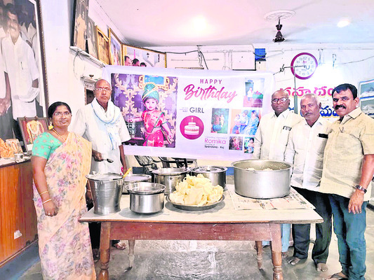 అనాథ, వృద్ధాశ్రమాల్లో పుట్టిన, పెళ్లిరోజు వేడుకలతో సందడ1