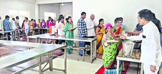 యాదగిరిగుట్టలో  భక్తులకు అన్న ప్రసాదం1