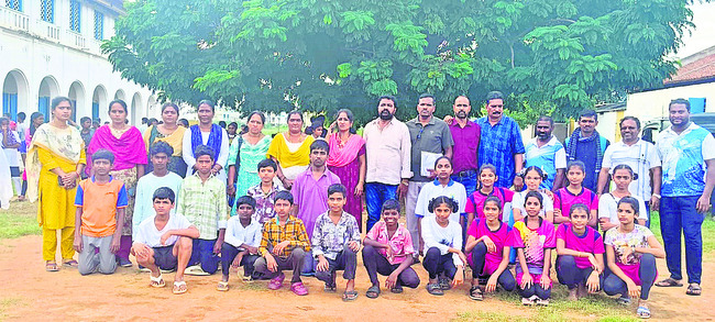 తేనెటీగల దాడిలో  50 మందికి గాయాలు 1