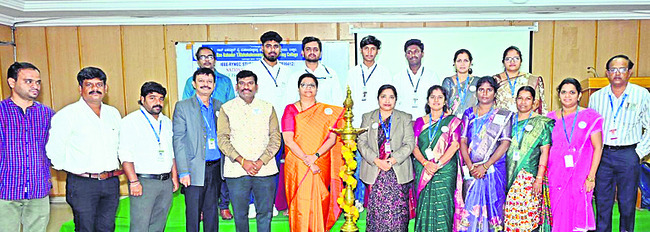 విద్యార్థులు వృత్తిశీల  నైపుణ్యత సాధించాలి1