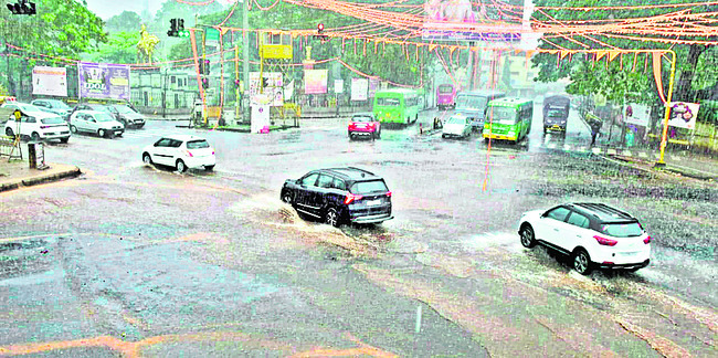 పలు జిల్లాల్లో  తుపాను వర్షాలు 1