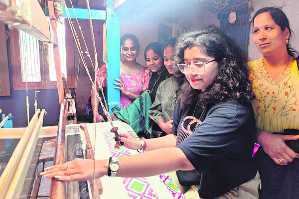 పోచంపల్లిలో ఫ్యాషన్ డిజైనింగ్ విద్యార్థులు 1