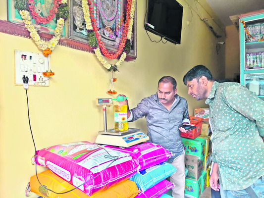 దుకాణాల్లో అధికారుల తనిఖీ 1