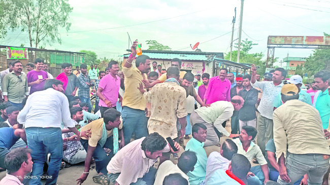 ధాన్యం తీసుకోవడం లేదని రైతుల రాస్తారోకో1