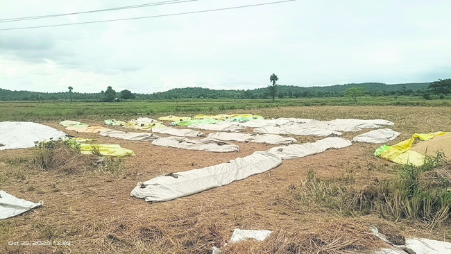 దుకాణాల్లో అధికారుల తనిఖీ 2