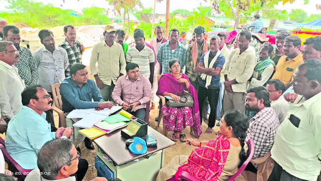 ధాన్యం తీసుకోవడం లేదని రైతుల రాస్తారోకో2