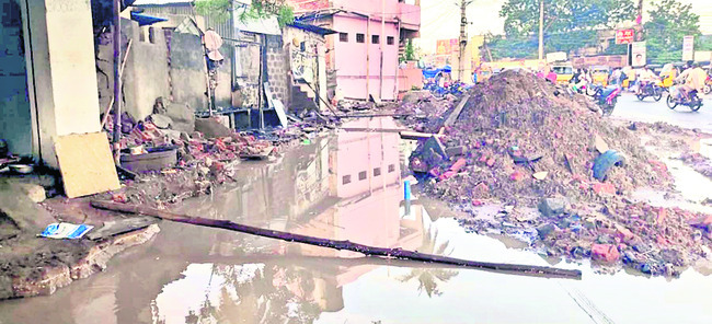 ఎన్హెచ్–165పై అడుగడుగునా మడుగులే 1