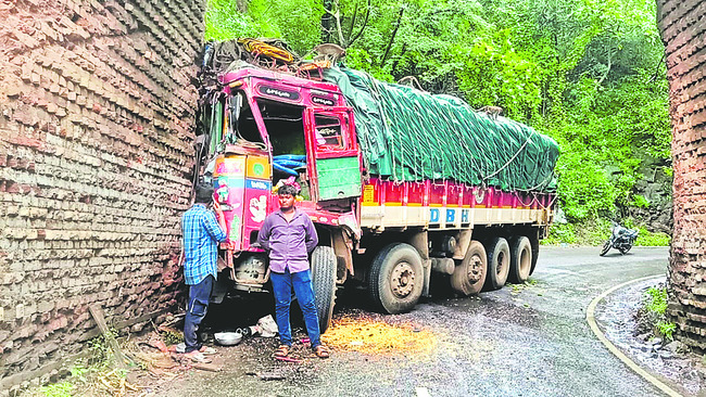 రోడ్డు ప్రమాదంలో లారీ డ్రైవర్ మృతి 1