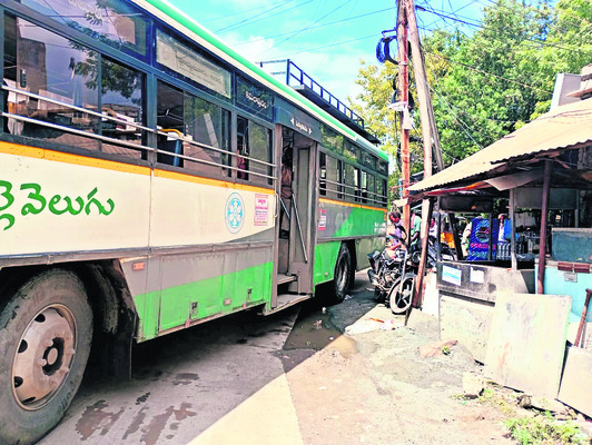 ఆర్టీసీ బస్సుకు తప్పిన  పెను ప్రమాదం1