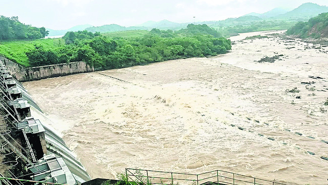 కిన్నెరసాని  జలాశయానికి వరద1