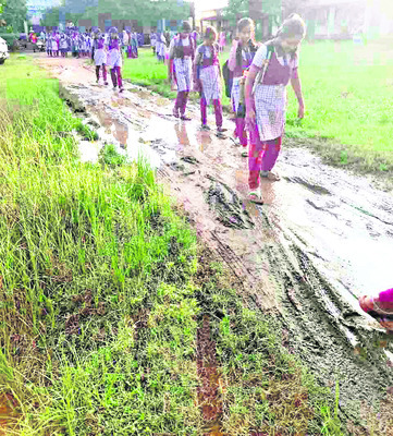 బడిలో బురద!1