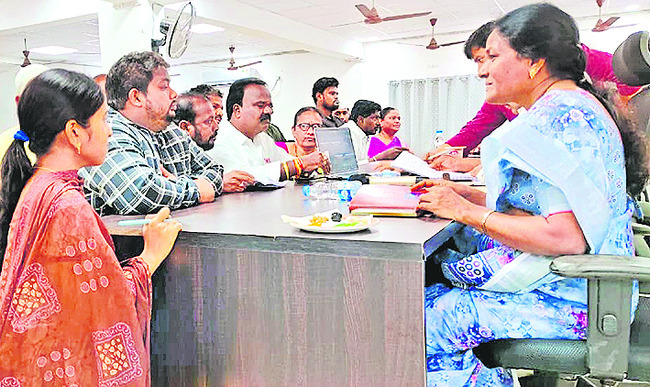 ఎస్సీ, ఎస్టీల ప్రత్యేక పీజీఆర్ఎస్కు 22 అర్జీలు 1