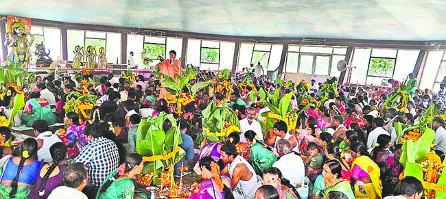 వదలని వర్షం.. రైతుకు కష్టం2