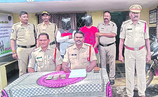 బస్సు కింద పడి మహిళకు తీవ్ర గాయాలు2