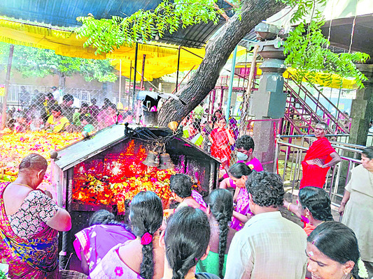 భక్తిశ్రద్ధలతో కార్తిక దీపారాధన పూజలు 1