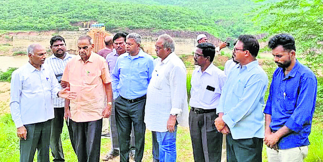 బస్సు కింద పడి మహిళకు తీవ్ర గాయాలు1