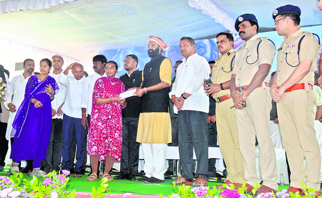 పోచంపల్లిలో ‘ఫ్యాషన్’ విద్యార్థులు1