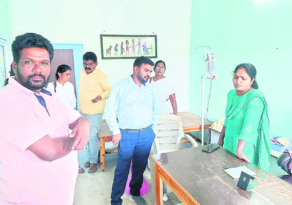 కొనుగోలు కేంద్రంలోనే మక్కలు అమ్ముకోవాలి 
2