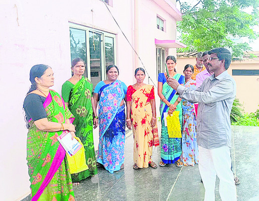 కొనుగోలు కేంద్రంలోనే మక్కలు అమ్ముకోవాలి 
1