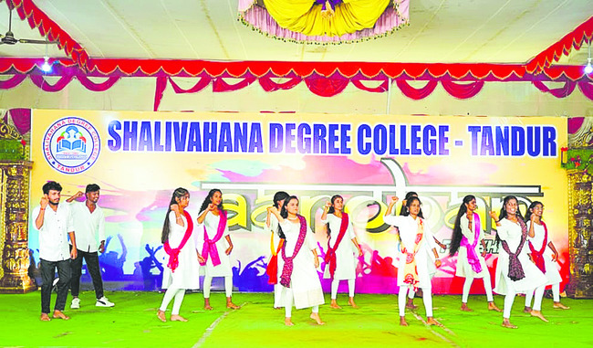 కష్టపడి చదివితే భవిష్యత్ మీదే 1