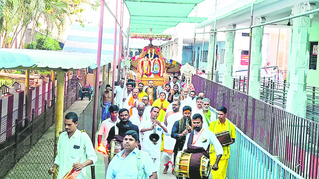 భక్తులకు అన్ని వసతులూ కల్పించాలి1