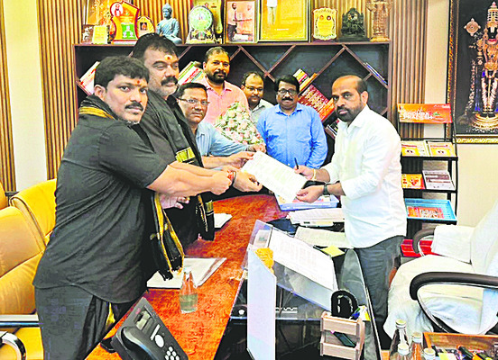 సైకిల్పై విధులకు హాజరైన కృష్ణా కలెక్టర్ 1