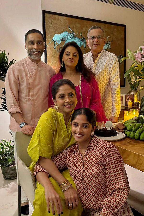 senior Actress Nadhiya enjoys a warm birthday celebration with her family Photos2