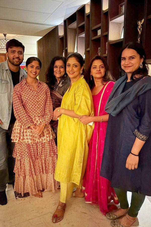 senior Actress Nadhiya enjoys a warm birthday celebration with her family Photos5