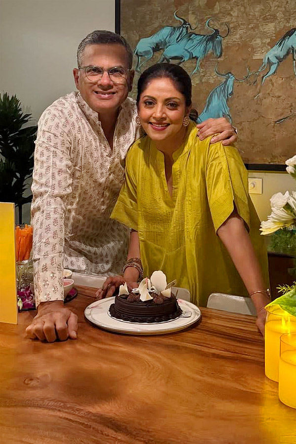 senior Actress Nadhiya enjoys a warm birthday celebration with her family Photos6