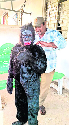 ‘చింపాంజీ’ కదిలే.. కోతులు బెదిరే1