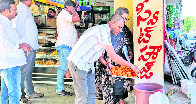 ఫుడ్ సేఫ్టీ నిబంధనలకు పాతర! 1