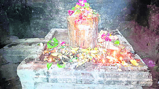 బ్రహ్మ మురారి సురార్చిత లింగం..! 1