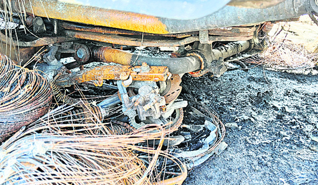 బైక్ను ఢీకొని మినీ లారీ దగ్ధం1