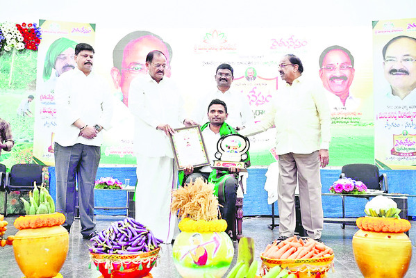 ఉద్యాన అధికారికి  రైతు నేస్తం అవార్డు1