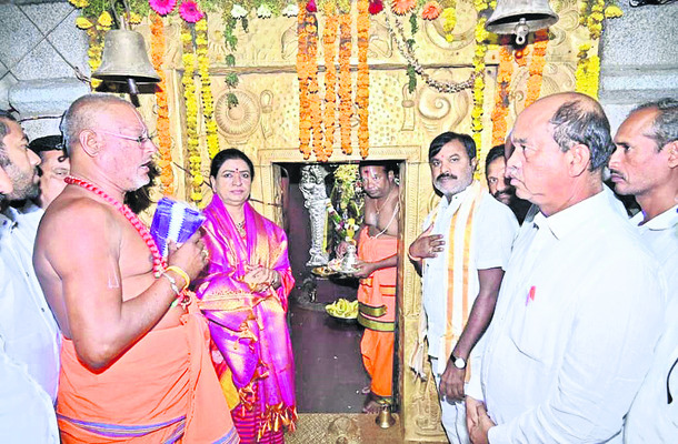పాగుంట ఆలయంలో  ఎంపీ ప్రత్యేక పూజలు 
1