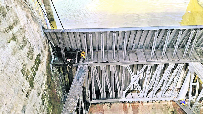 రాళ్లపాడు నుంచి నీరు విడుదల 1