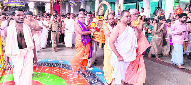 శ్రీమఠంలో భక్తుల సందడి 1