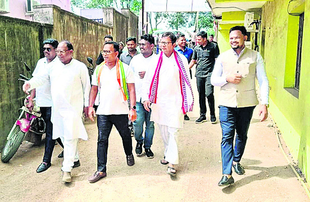 ఉపఎన్నికల ప్రచారంలో కాంగ్రెస్ నాయకులు 1