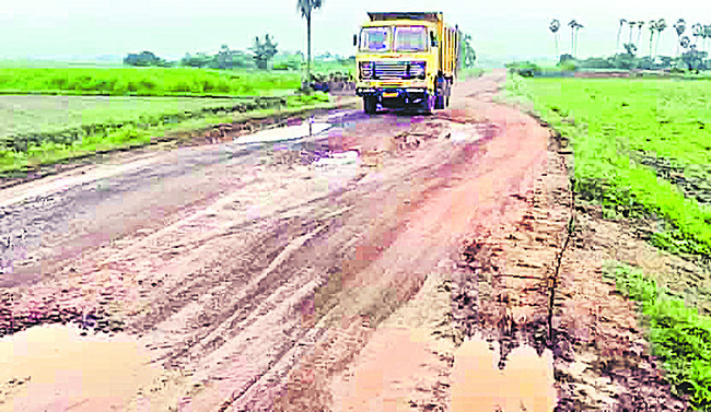 నమ్మండీ.. ఇవీ రోడ్లేనండీ ! 2