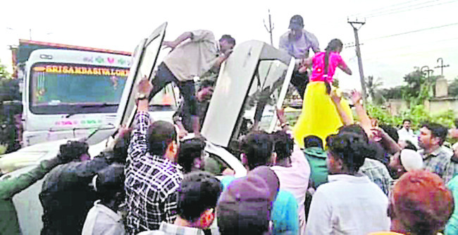 త్రుటిలో తప్పిన ప్రమాదం 1