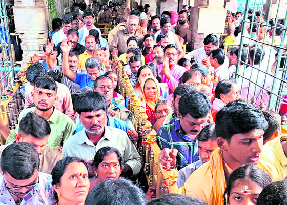 శ్రీగిరి కిటకిట 2